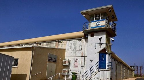 بن غفير يأمر بتقليص الزيارات للأسرى الفلسطينيين وتحذيرات من التصعيد